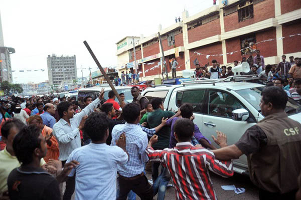 Protesters attack opposition leader Khaleda Zia’s vehicle. AFP