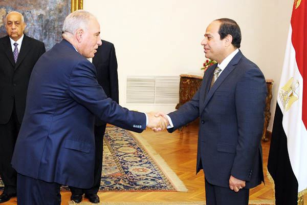 Egypt President Abdel Fattah al-Sisi shakes hands with now sacked justice minister Ahmed al-Zind. Egypt Presidency—AFP